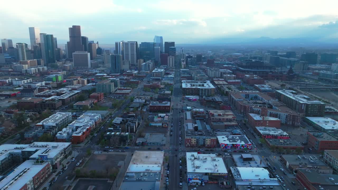 Centro di Denver, quartiere artistico Rhino, primavera estate dopo un temporale, vista aerea da drone, paesaggio urbano del Colorado, edifici, cieli blu e soleggiati, pomeriggio nuvoloso, auto, traffico, movimento verso l'alto.