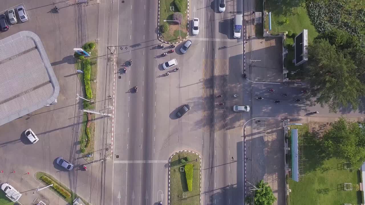 자동차가 운전하는 고속도로