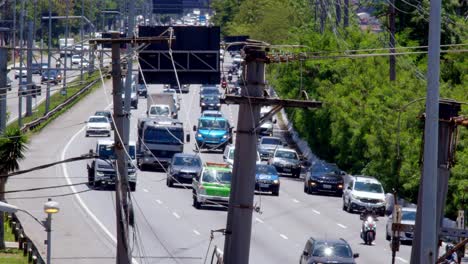 tráfico pesado en una autopista de la ciudad