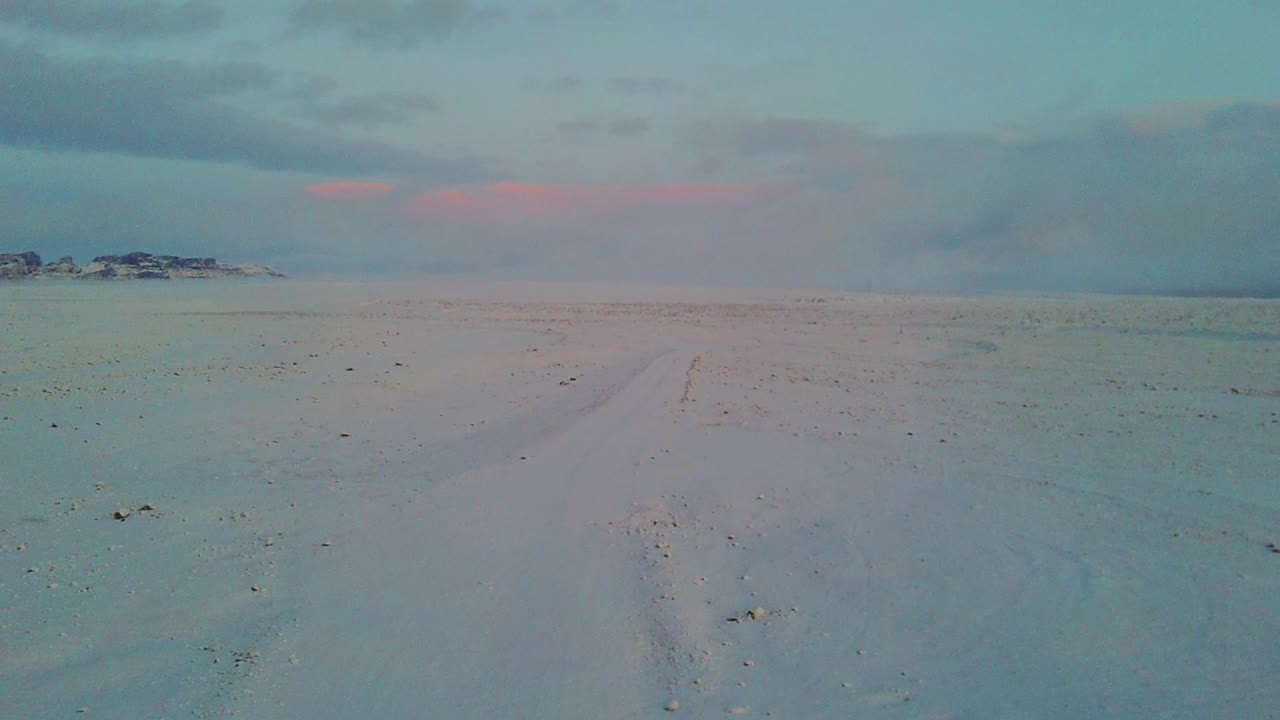 세계에서 가장 인상적인 빙하 중 하나로 가는 길에 무한한 아이스크림의 인상적인 이미지가 있는 놀라운 자연 지역인 아이슬란드의 눈 사막