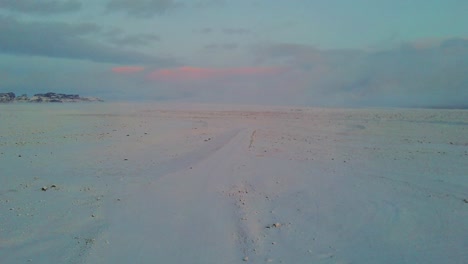 Desierto-De-Nieve-En-Islandia,-Un-Espacio-Natural-Increíble-Con-Imágenes-Impresionantes-De-Un-Helado-Infinito-Camino-A-Uno-De-Los-Glaciares-Más-Impresionantes-Del-Mundo