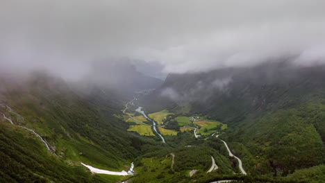 imágenes aéreas de la hermosa naturaleza de noruega sobre las nubes.
