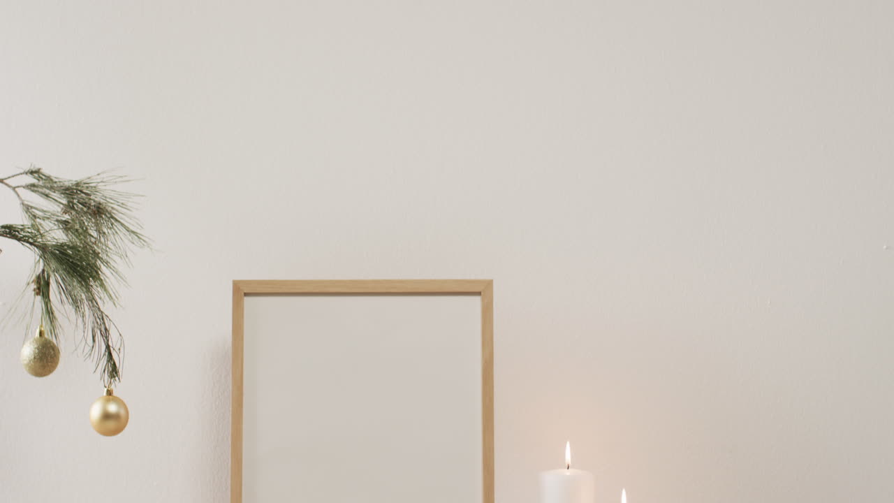 video de decoraciones de navidad con marco de madera y espacio de copia en fondo blanco