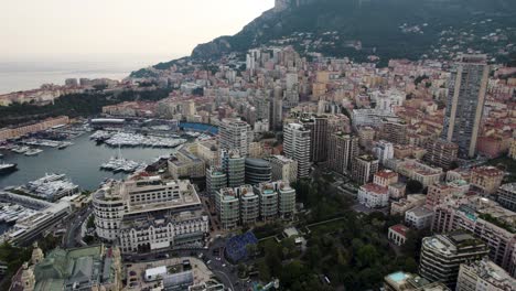 monte carlo y los rascacielos de la ciudad en la ciudad de mónaco, vista aérea de drones
