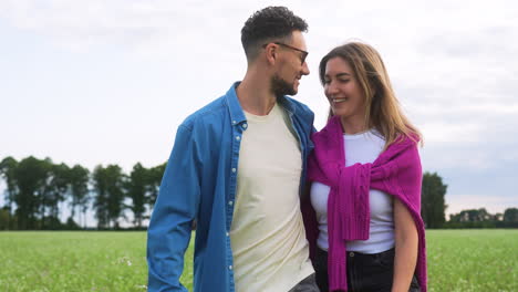 pareja caminando por el campo