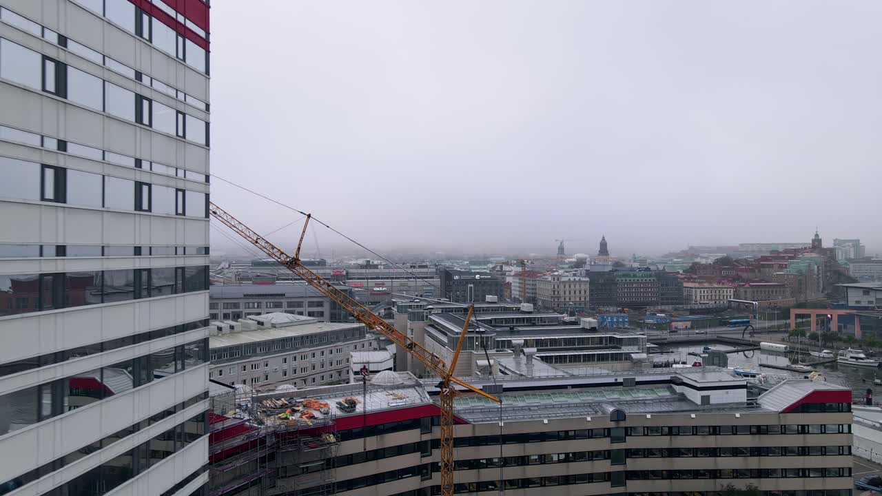 современный фасад башни "помада" в лилла-боммен - постсовременное высотное здание в гётеборге, швеция - съемка с дрона