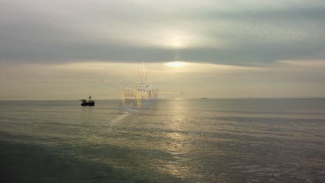 Dronevideo-En-Cámara-Lenta-De-Un-Barco-De-Pesca-Durante-Una-Puesta-De-Sol-Plateada