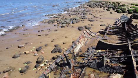 Luftaufnahme-Eines-Alten-Schiffswracks,-Das-Am-Strand-Von-Hunstanton,-Norfolk,-Großbritannien,-Verrostet