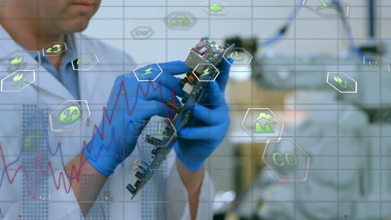 animación de iconos de ecología y energía y datos sobre un técnico masculino sosteniendo una placa de circuito