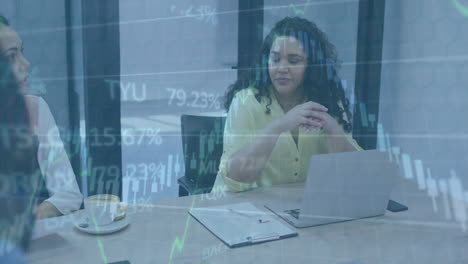 animación del procesamiento de datos financieros sobre diversas personas de negocios en la oficina