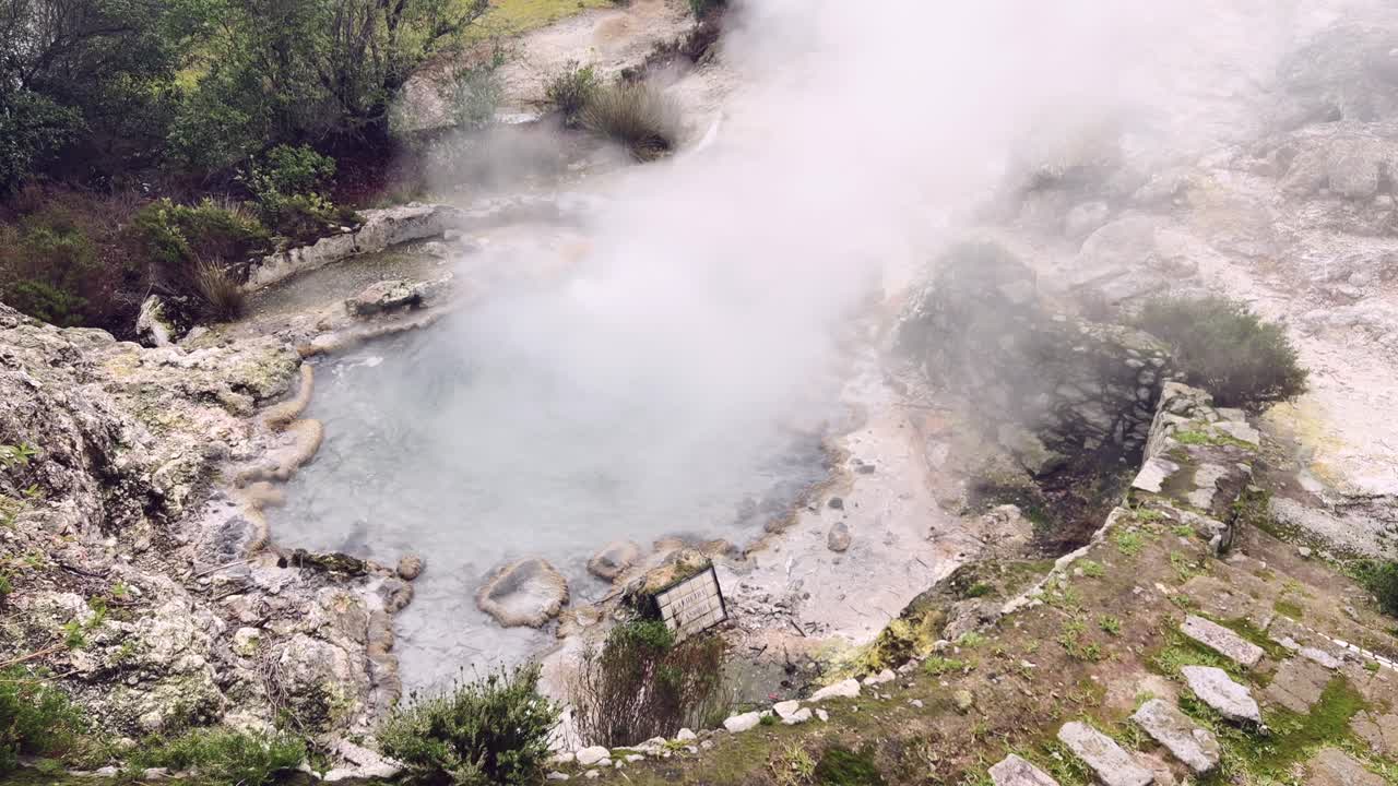Piscina geotérmica fumegante na Caldeira Asmodeu, em Furnas, São Miguel, Açores, Portugal