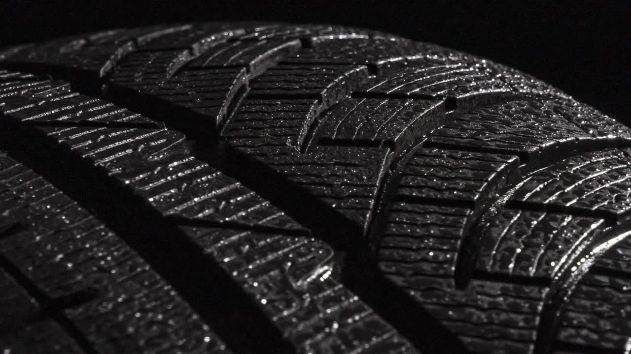 neumáticos deportivos en una pista mojada