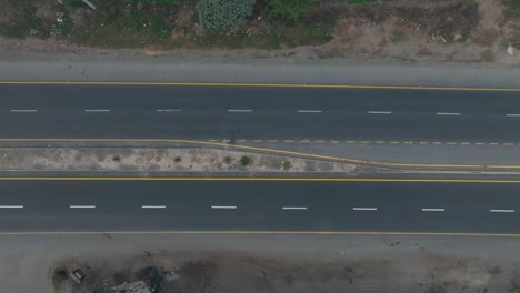 una franja de autopista desierta en punjab, pakistán - vista aérea de arriba hacia abajo