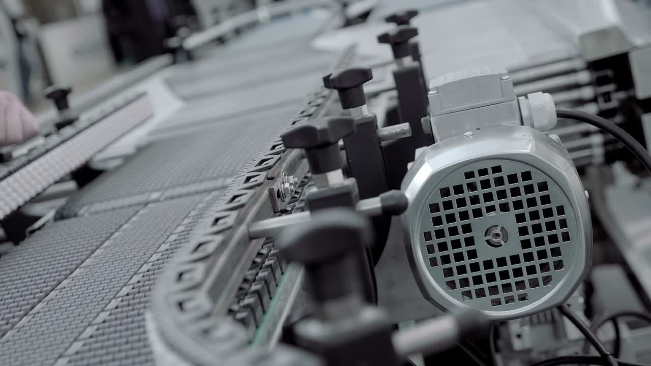 산업 시설에서 컨베이어 벨트는 복잡한 경로를 따라 움직입니다.