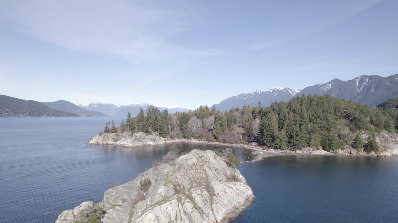 Luftpanorama af Whytecliff Park, West Vancouver, Canada, med hvide klipper i roligt havvand