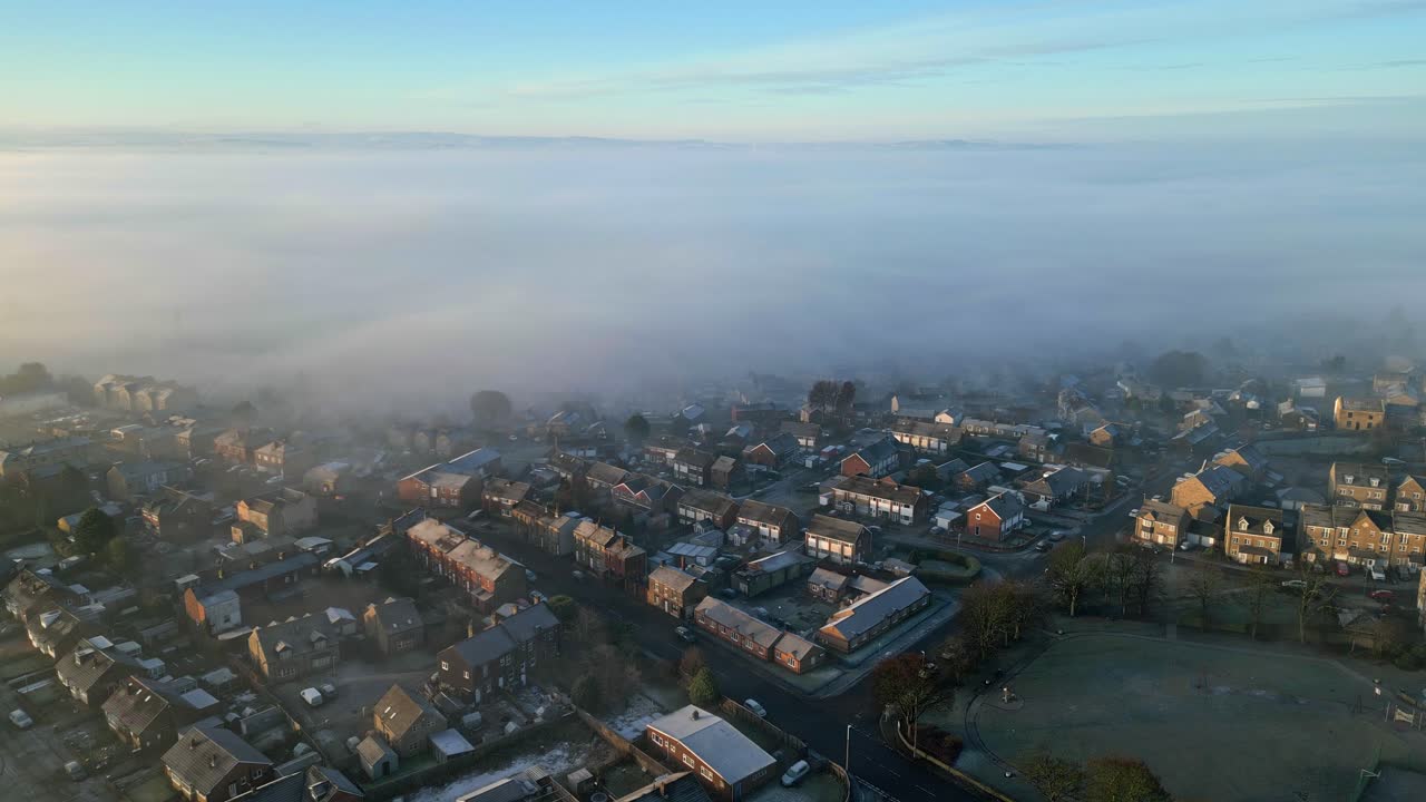 안개 낀 아침의 영화적 공중 영상, 작고 아름다운 마을을 가로지르는 공중 촬영