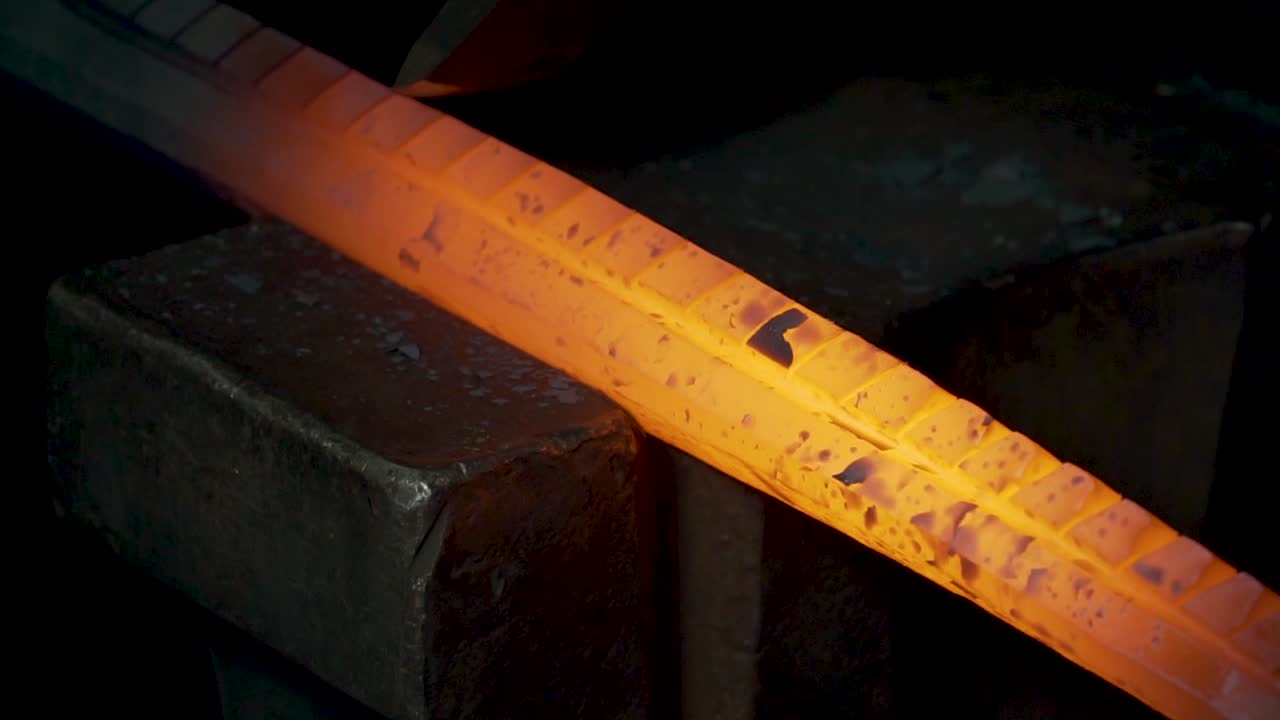 120fps 슬로우 모션으로 대장장이 금속 단조