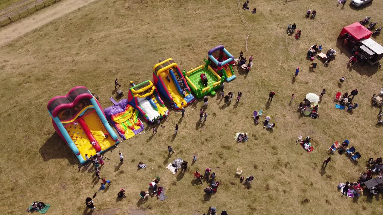 toma de campo de juegos inflables de colores, área de juegos para niños en la naturaleza