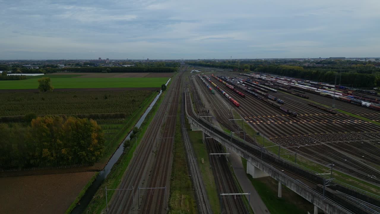 панорамный вид на железнодорожные пути на горбатой станции кийфхук между роттердамом и дордрехтом в западной части нидерландов