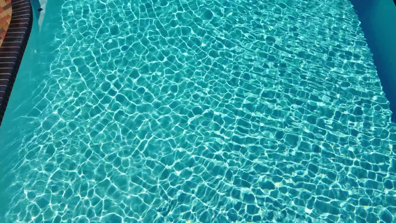 luftansicht eines gemeinschaftlichen schwimmpools an einem sonnigen tag mit 60 bildern