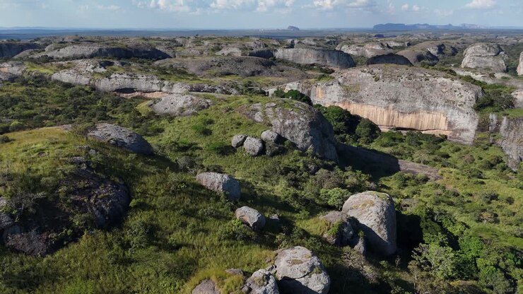 Dronepanorama over Pedras Negras, Angola, der indfanger enorme klippeplateauer og spredt vegetation i et vildt, uberørt naturområde