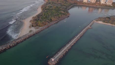 las paredes de roca de mooloolaba y point cartwright en la desembocadura del río mooloolah al anochecer en queensland, australia