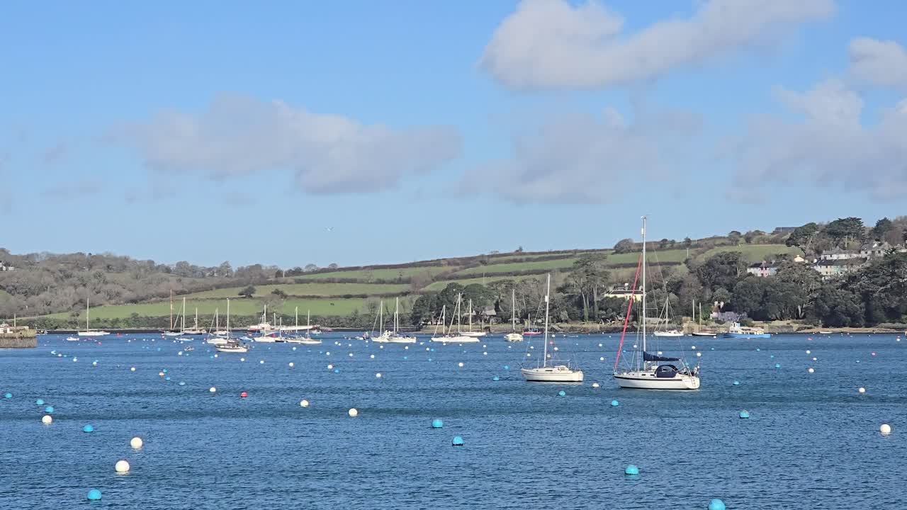 Solskinsdag med udsigt over Falmouth Havn med yachter i Cornwall, England.