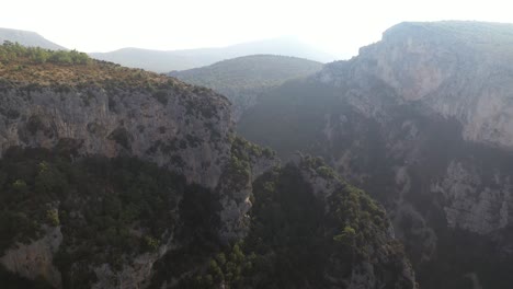 Leistungsstarker-Drohnenschuss,-Der-Neben-Den-Bergen-Der-Verdon-Schlucht-In-Frankreich-Fliegt