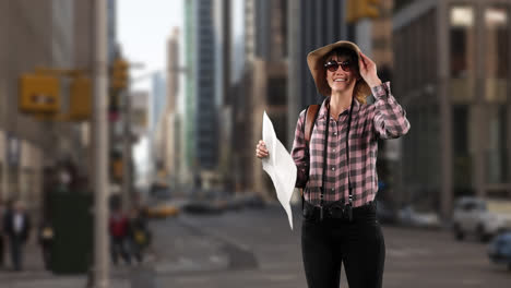 turista mujer caucásica en una calle con gafas de sol y un sombrero, sosteniendo un mapa