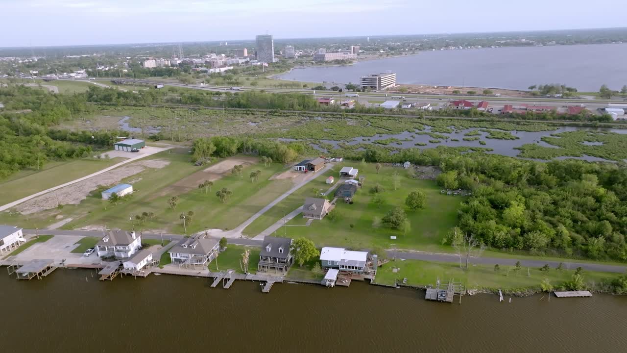 루이지애나 주 찰스 호수 (lake charles) 의 칼카시우 강을 따라 드론 비디오가 왼쪽에서 오른쪽으로 이동하고 있습니다.