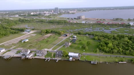 Homes-along-the-Calcasieu-River-in-Lake-Charles,-Louisiana-with-drone-video-moving-left-to-right