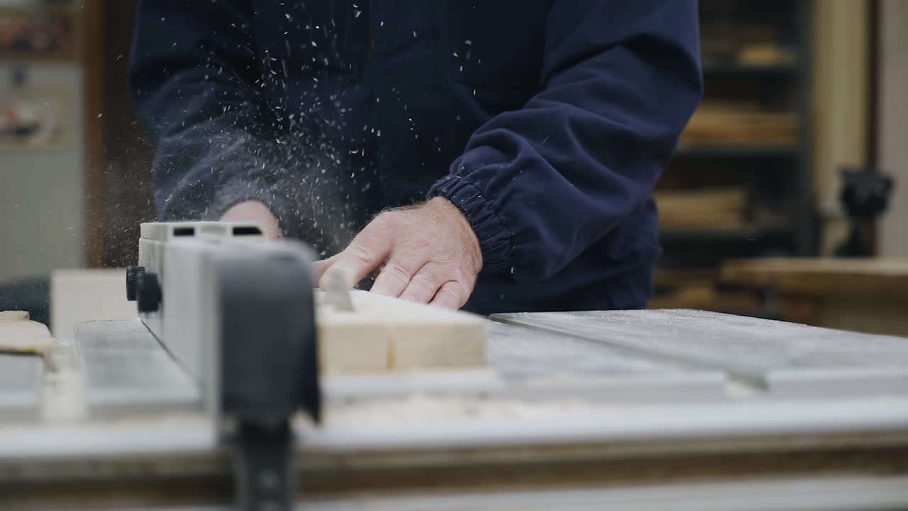 un carpintero corta una tabla de madera en una sierra. disparar en cámara lenta