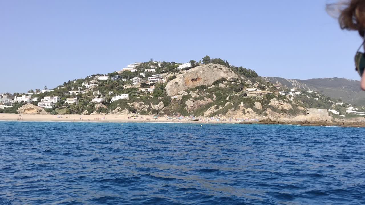 여름 동안 해변 아파트와 함께 작은 섬의 손으로 찍은 사진