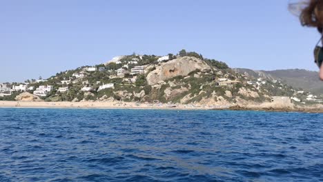 foto de mano de una pequeña isla con apartamentos frente al mar durante el verano
