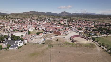 Hundimiento-Aéreo-Sobre-Pintoresco-Pueblo-Español,-Paisaje-Panorámico