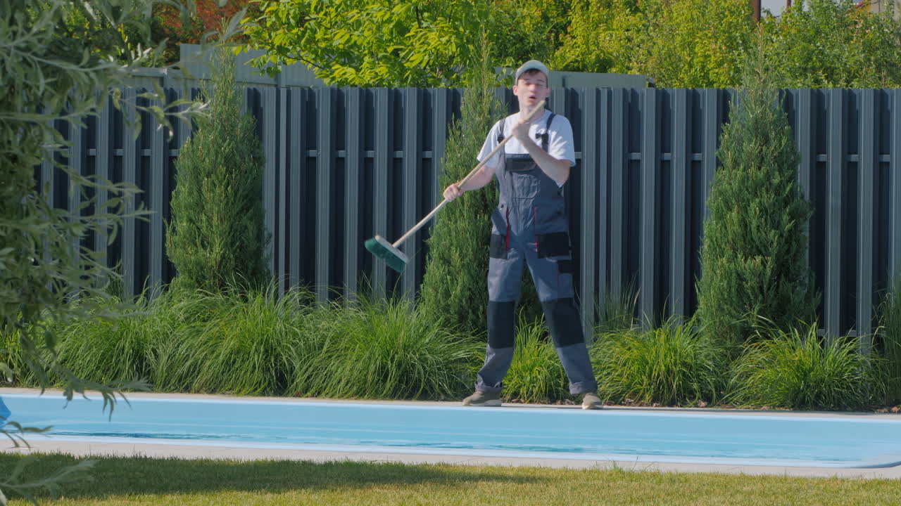 수영장을 청소하는 남자