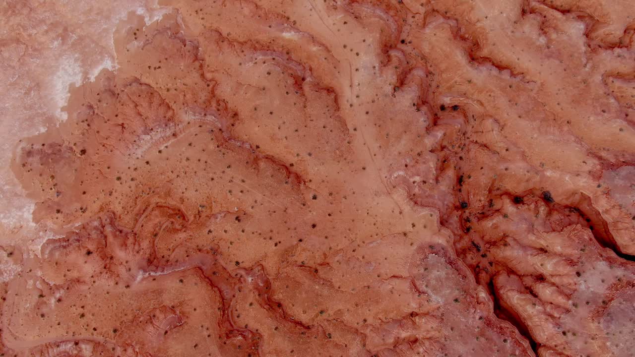 배드랜드를 내려다본 다음 모뉴먼트 밸리를 올려다보는 드론 샷