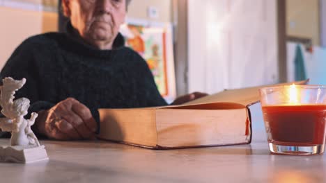 video de cerca de 4k de una mujer cristiana mayor abriendo y leyendo la biblia