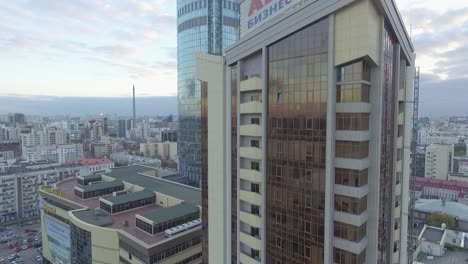 vista aérea de la ciudad con rascacielos y centro de negocios