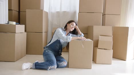 Mujer-Joven-Cansada-Tomando-Un-Descanso-Del-Embalaje