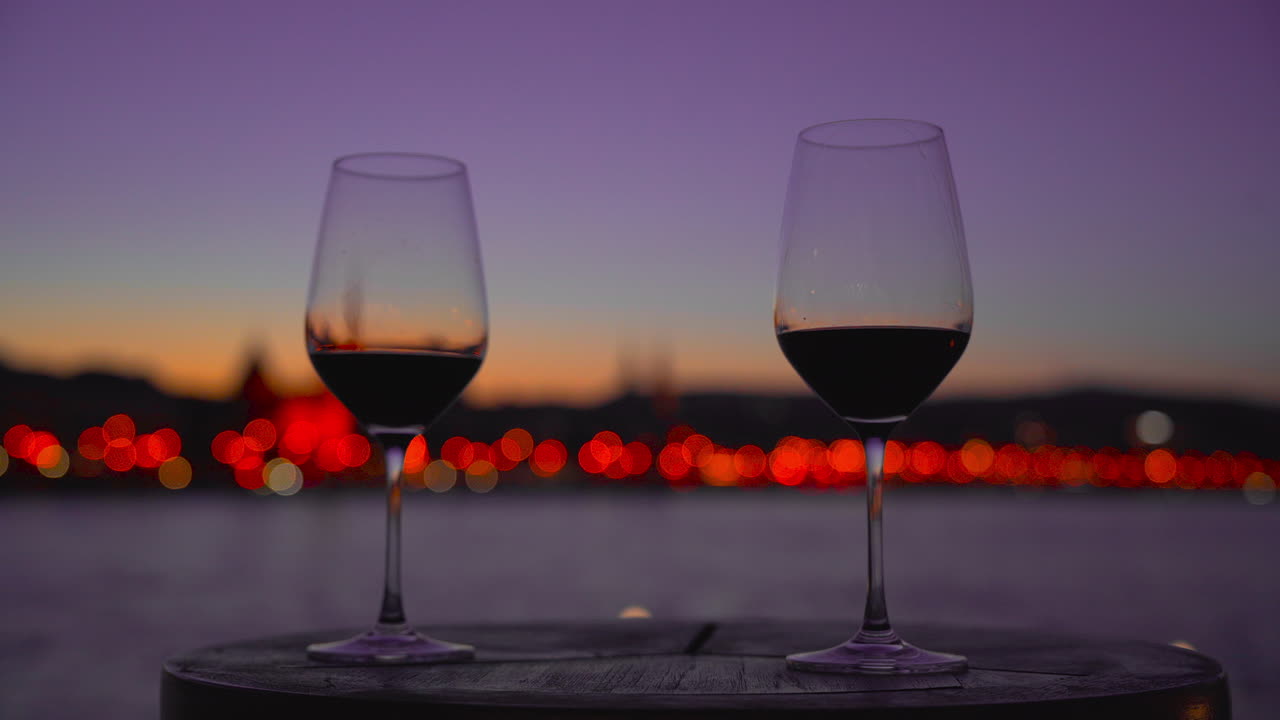 밤에 와인을 마시는 장면 오스트리아의 도나우 강 항해