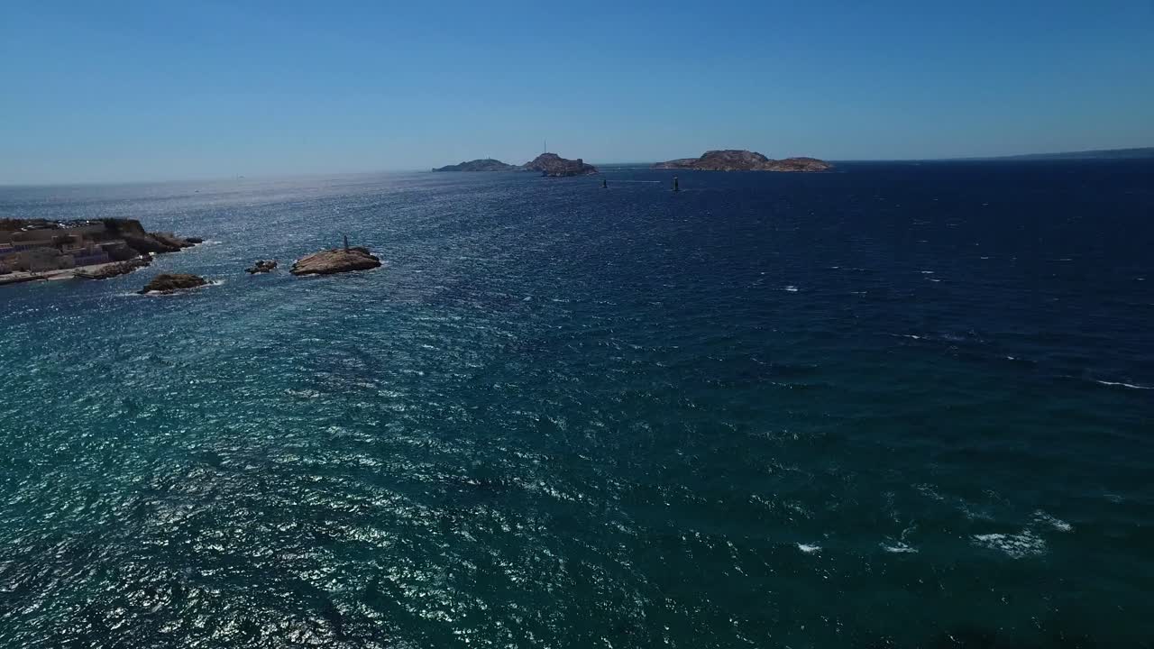antena de francia, costa azul, menton, casas antiguas de la ciudad y mar en la riviera francesa