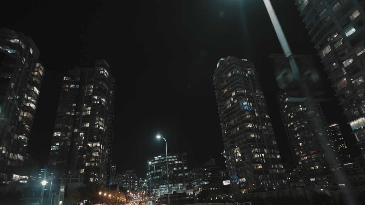 fotografía nocturna de condominios en el centro de vancouver, canadá