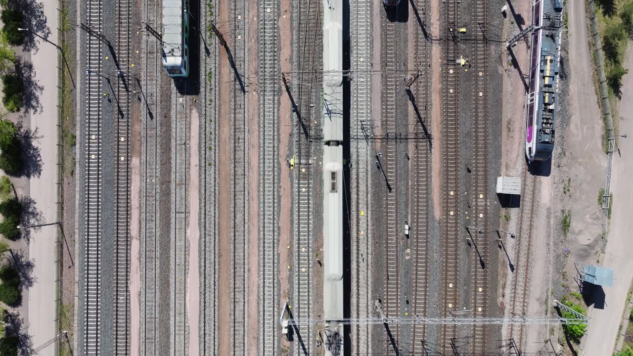 дрон спускается, когда поезда движутся вперед и назад в железнодорожном депо.