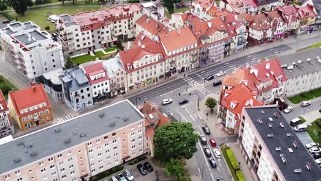 Tráfico-Callejero-Y-Edificios-De-La-Ciudad-De-Elk,-Polonia,-Vista-Aérea.