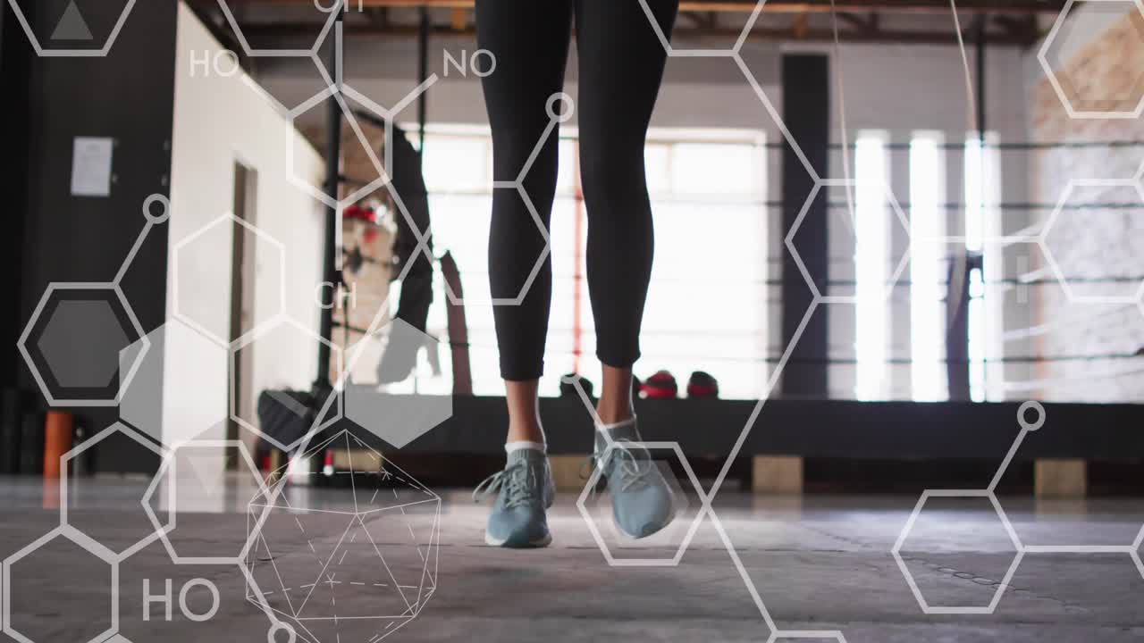 체육관에서 운동하는 백인 여성에 대한 데이터 처리 애니메이션