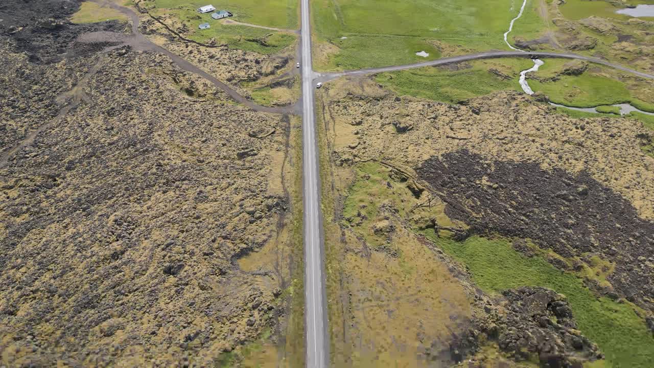 revela un camino sin fin con un paisaje natural espectacular