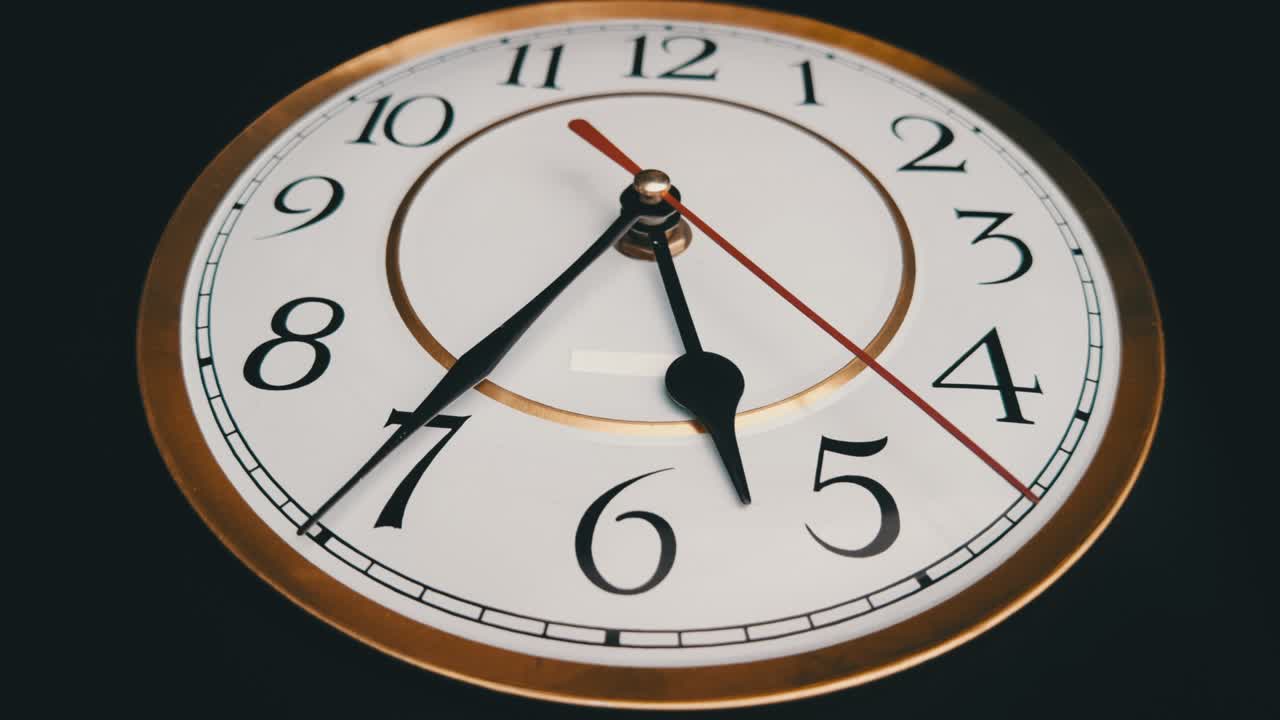 lapso de tiempo de las agujas del reloj giratorias en un dial vintage redondo blanco