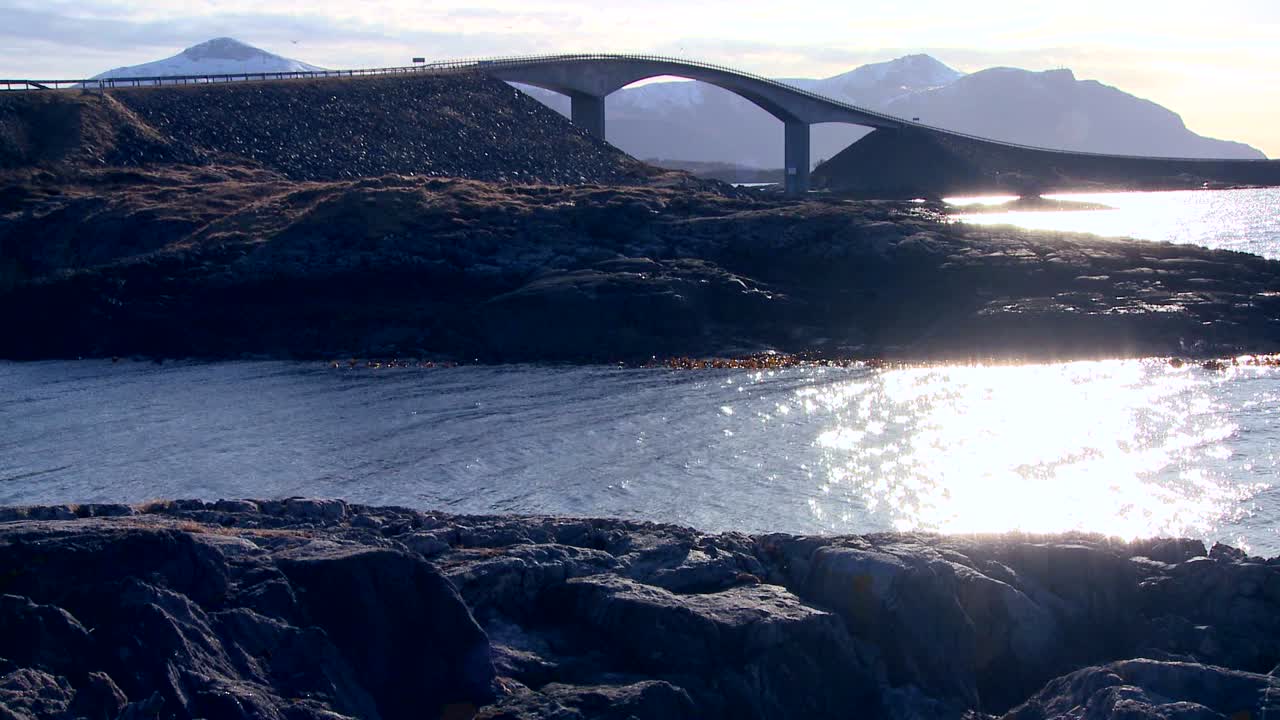 노르웨이의 대서양 도로를 따라 다양한 섬을 연결하는 아름다운 다리