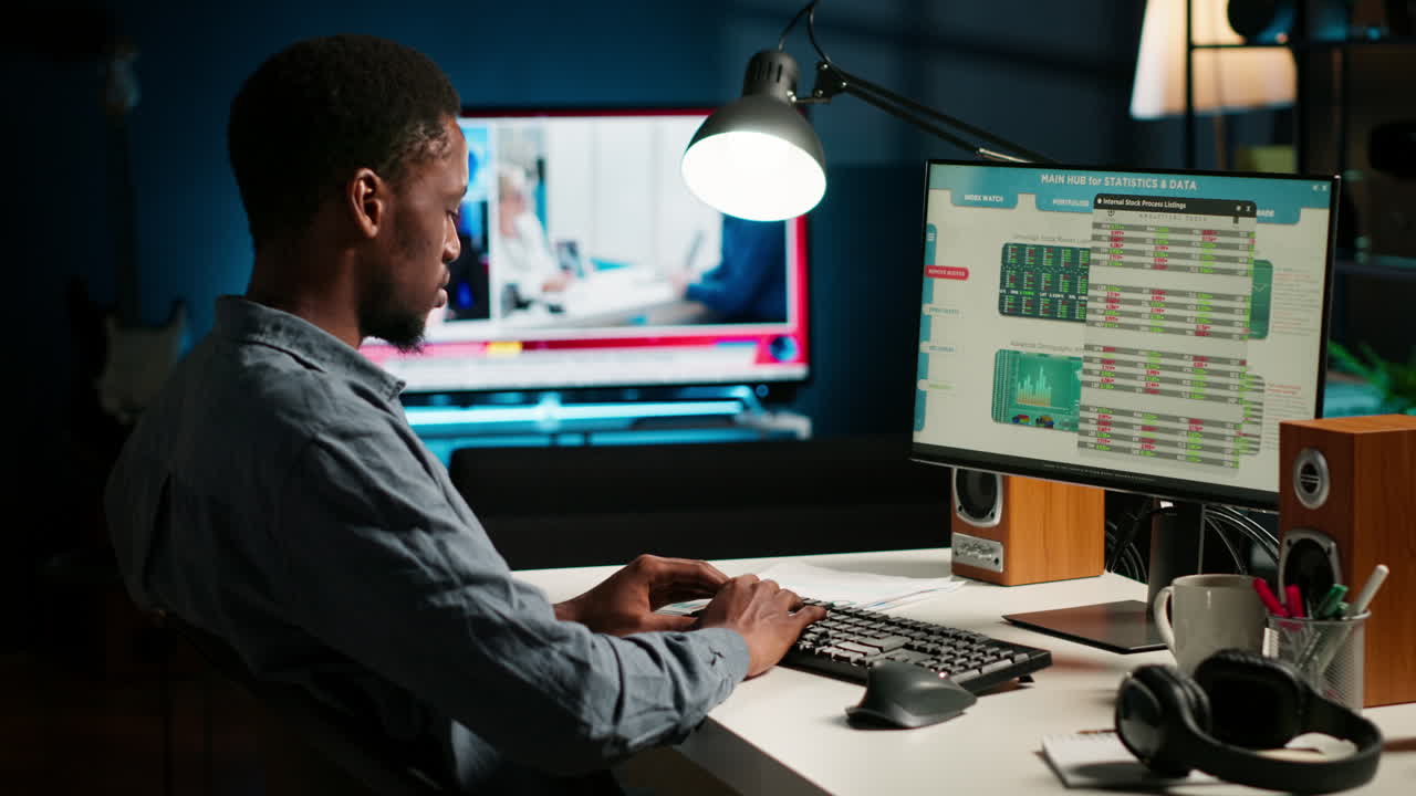 experto en inversiones afroamericano trabaja en casa analizando estadísticas financieras